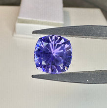 Load image into Gallery viewer, Tanzanite 7.70 cts
