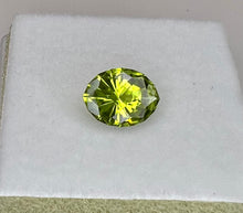 Load image into Gallery viewer, Peridot 1.85 cts
