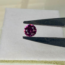 Load image into Gallery viewer, Garnet .40 cts

