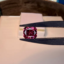 Load image into Gallery viewer, Tanga Garnet 2.50 cts
