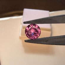 Load image into Gallery viewer, Tanga Garnet 1.40 cts
