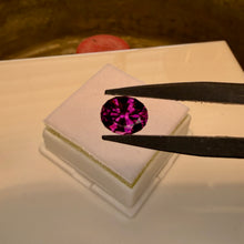 Load image into Gallery viewer, Garnet 2.20 cts
