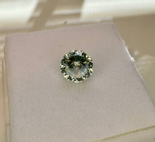 Load image into Gallery viewer, Zircon 2.90 cts
