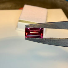 Load image into Gallery viewer, Garnet 1.40 cts emerald cut
