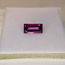 Load image into Gallery viewer, Garnet 1.50 cts
