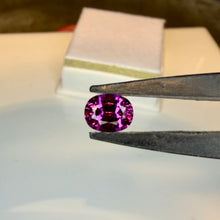 Load image into Gallery viewer, Garnet .90 cts oval
