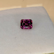 Load image into Gallery viewer, Garnet 1.00 cts
