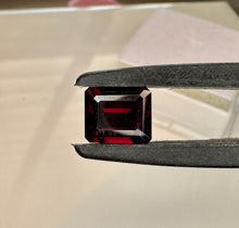 Load image into Gallery viewer, Garnet 3.60 cts
