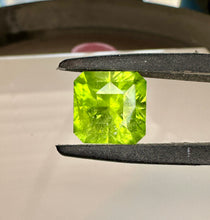 Load image into Gallery viewer, Peridot 10.35 cts
