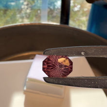 Load and play video in Gallery viewer, Zircon 3.80 cts (Fantasy Cut)
