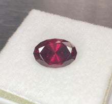Load image into Gallery viewer, Garnet 3.85 cts Oval
