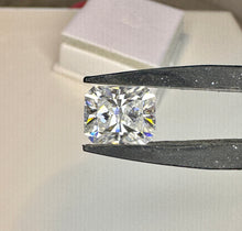 Load image into Gallery viewer, Moissanite 3.75 cts
