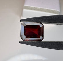 Load image into Gallery viewer, Garnet 3.95 cts
