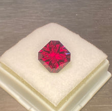 Load image into Gallery viewer, Garnet 8.25 cts
