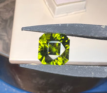 Load image into Gallery viewer, Peridot 6.00 cts
