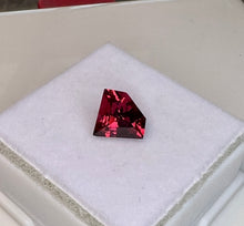 Load image into Gallery viewer, Garnet 2.50 cts
