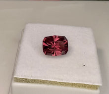 Load image into Gallery viewer, Garnet 4.25 cts (color change)
