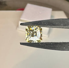 Load image into Gallery viewer, Moissanite
