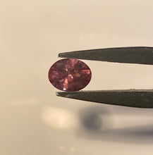 Load image into Gallery viewer, Garnet 2.10 cts (Mahenge)
