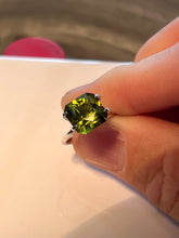 Load image into Gallery viewer, Peridot 6.00 cts
