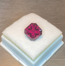 Load image into Gallery viewer, Garnet 8.25 cts
